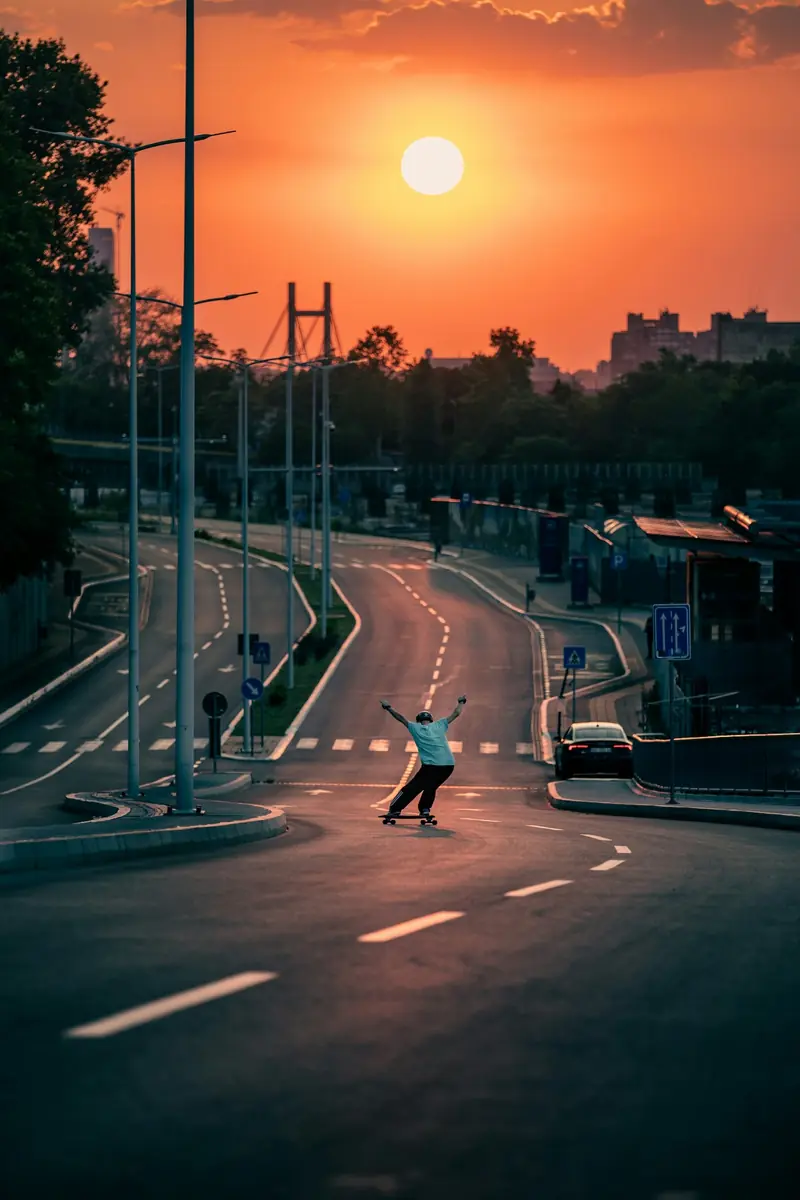Belgrad'da gün batımında kaykaycı