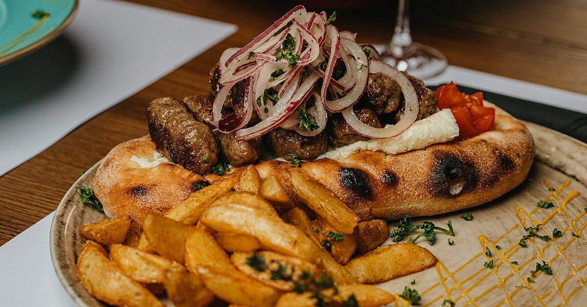 Belgrad Yemek Kültürü 2026: Skadarlija, Cetinjska, Kafana ve Rakija Rehberi