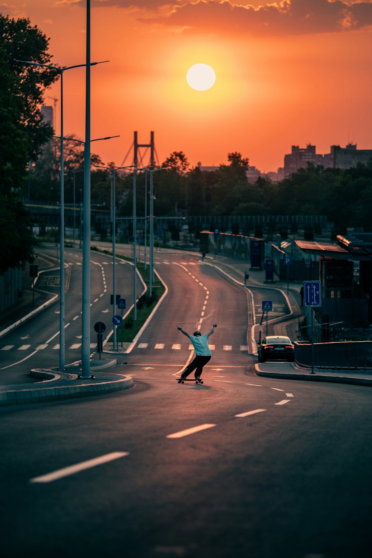 Belgrad'da gün batımında kaykaycı